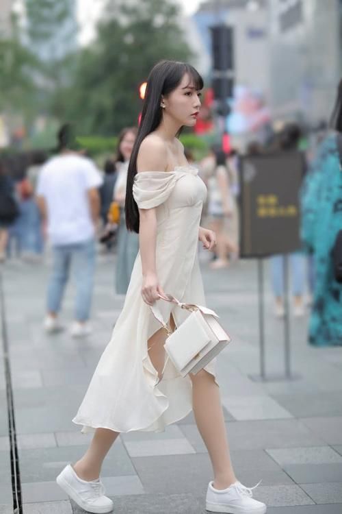  吊带长|精致街拍小姐姐，五官姣好似芭比，身材纤细似超模