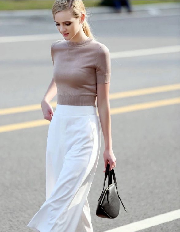 欧美模特与姐妹街头同游，小姐姐们打扮清新笑容甜美