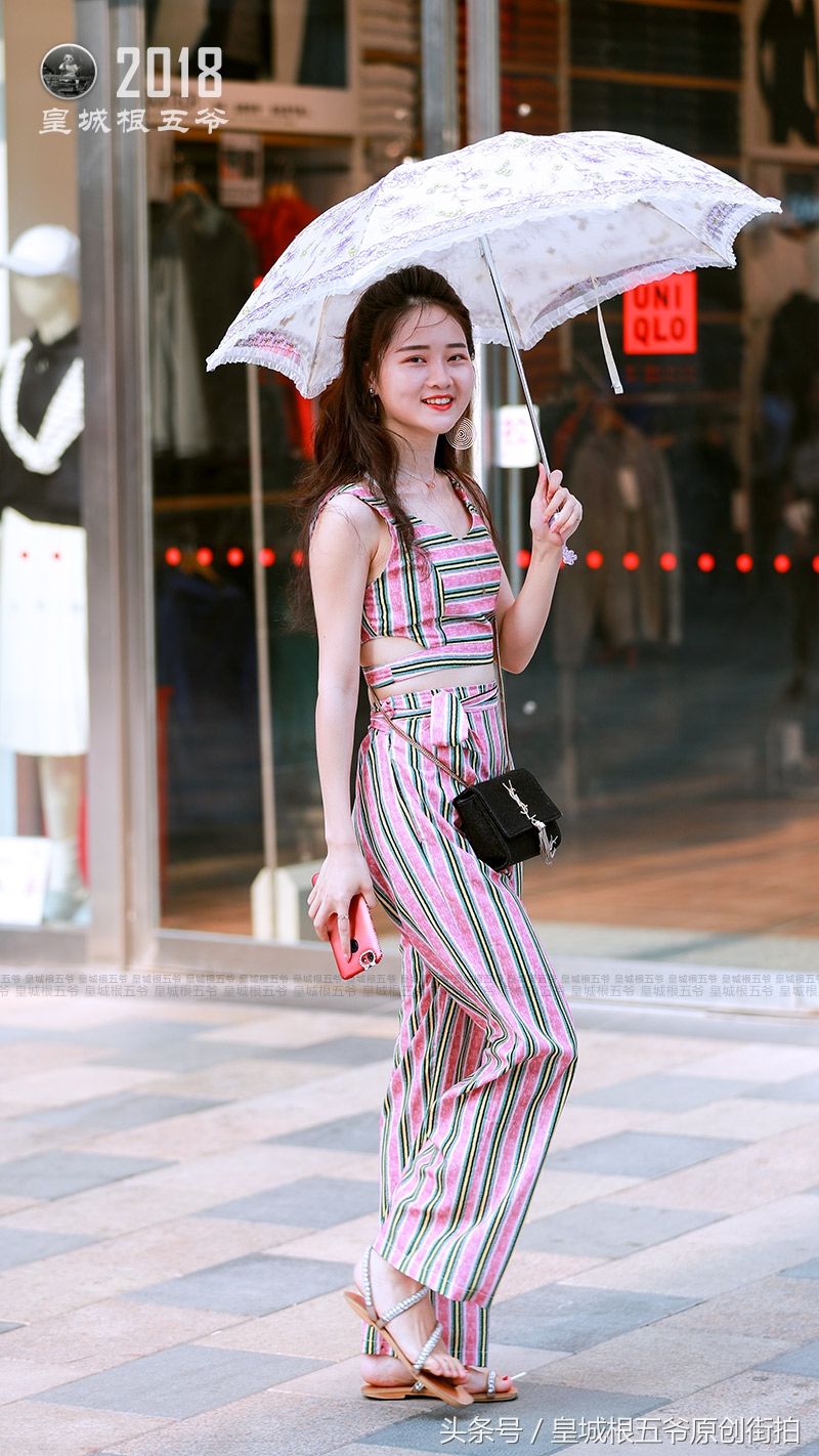街拍:如何在炎热的夏季穿出清凉和时尚，是时下最热门的话题