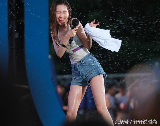 李宣美穿连体泳衣配热裤，这身材太惊艳了，网友：女神上厕所咋办