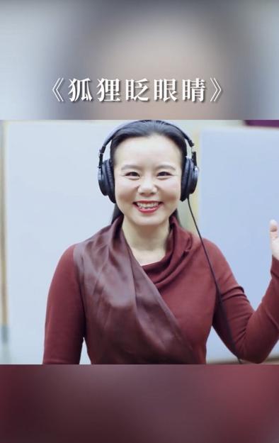 #暗红色#再被龚琳娜新歌洗脑,穿“无痕裙”真能扭,勒这么紧仍没一丝赘肉