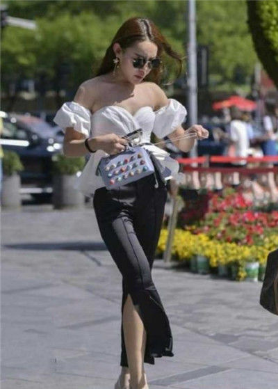 小美女|街拍:身穿白色抹胸上衣的小美女,身材高挑,一双大长腿吸睛无数