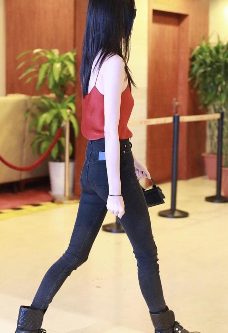 奚梦瑶机场走秀, 尽秀超模本色, 不料身材遭吐槽, 网友“一览平川