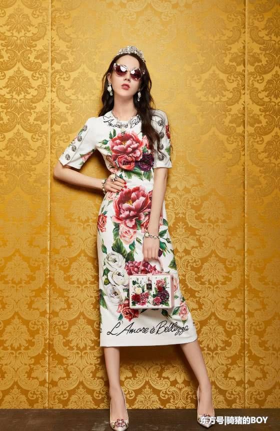 迪丽热巴厉害了，竟穿了条“花脸盆裙”，花花绿绿却很独特