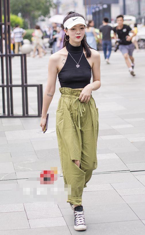 街拍：美女超“紧”牛仔裤，都能硬穿进去，很会抢风头！