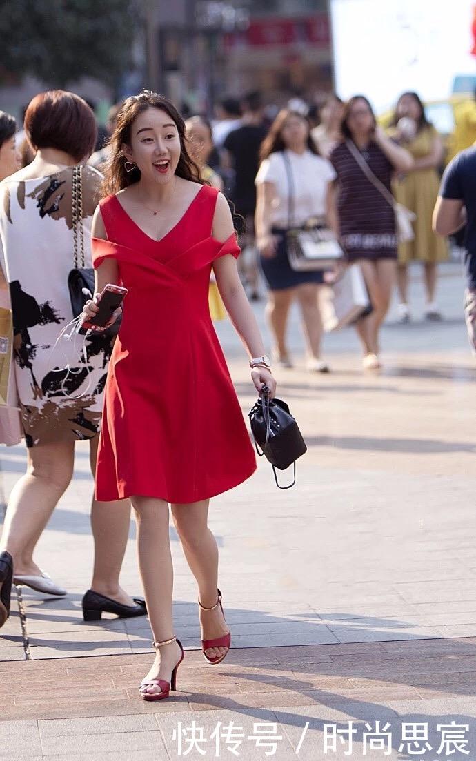 成都街拍: 温婉尔雅的小姐姐就是一道风景线