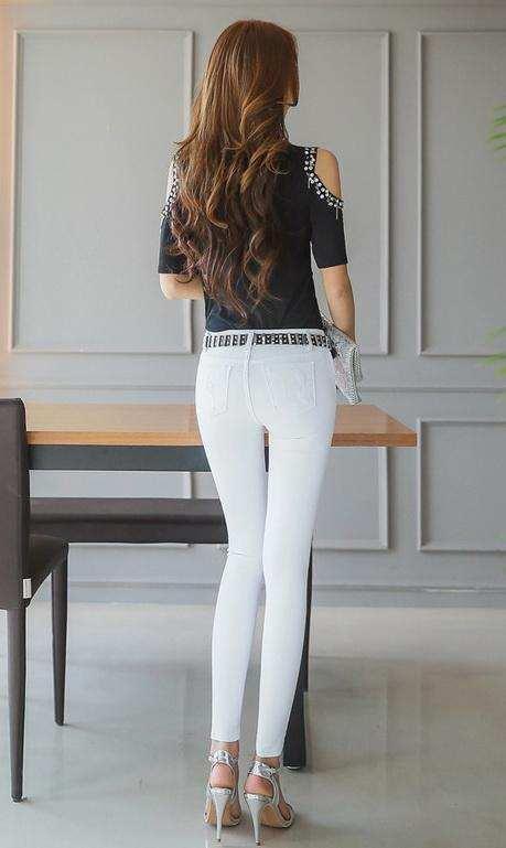 紧身裤凸显女人时尚又性感的好身材，难怪连路人都忍不住偷看！