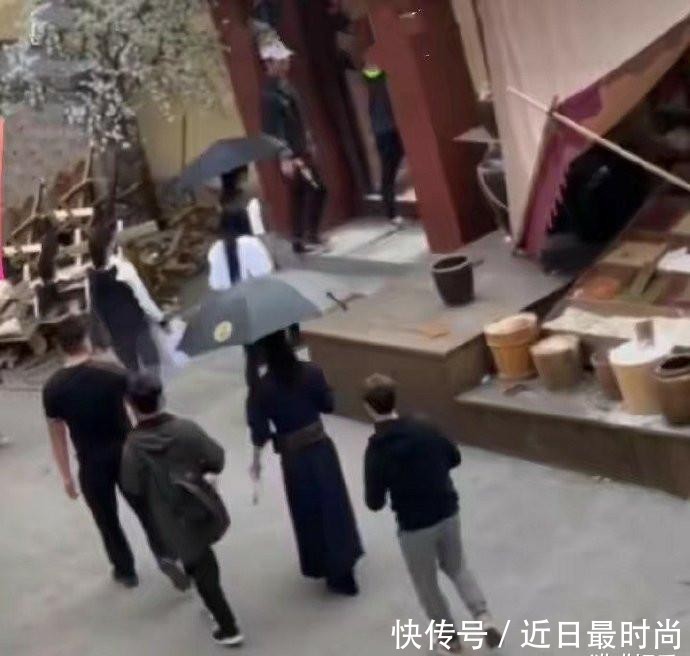  补妆：王一博《有翡》补妆间隙，发现被偷拍，立马生气走掉？