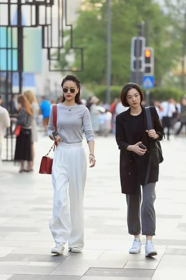  美女|街拍：边走边喝饮料的美女，清爽的背心搭配牛仔热裤，显得非常潇洒帅气