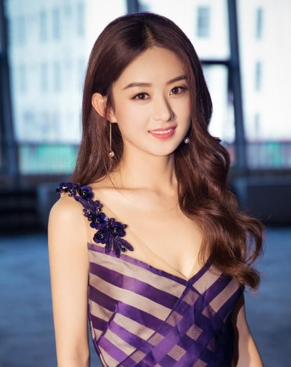 赵丽颖性感起来也是不输阵的,几次穿搭都有一种朦胧美!