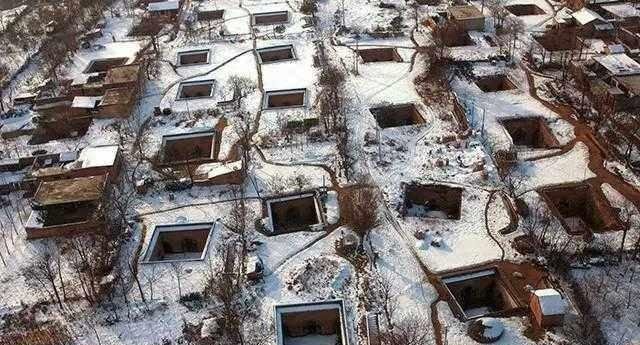  #地下#中国有个神秘的村庄, 房子都建在地下 那下雨怎么办