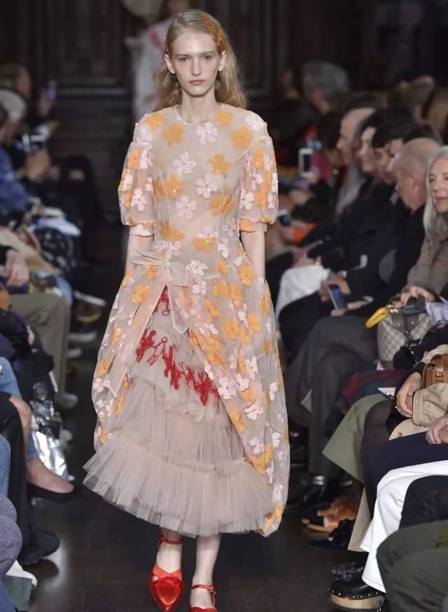『穿着』只要穿着Simone Rocha,就可以一直做少女哦
