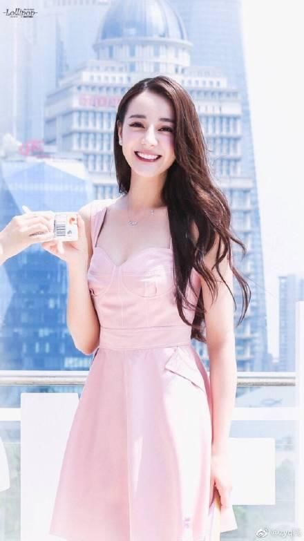 29岁baby和26岁热巴同穿小粉裙，是不是真的女神脸，一目了然！