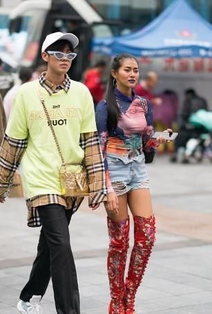 66"路人街拍,小姐姐搭配修身款的长裤,更显苗条身材