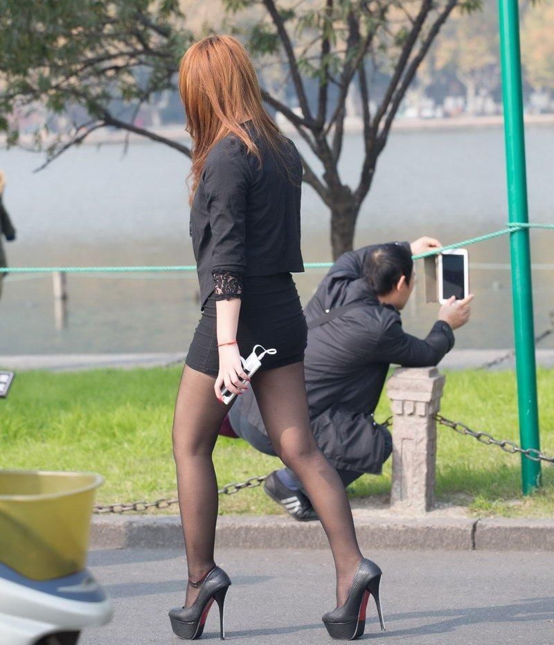 公园街拍穿制服短裙美女，穿细长高跟鞋尽显修长美腿！