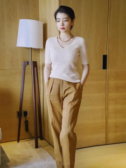  『萝卜』三木博主舒适自在的春装穿搭，针织衫搭配萝卜休闲裤，轻松减龄