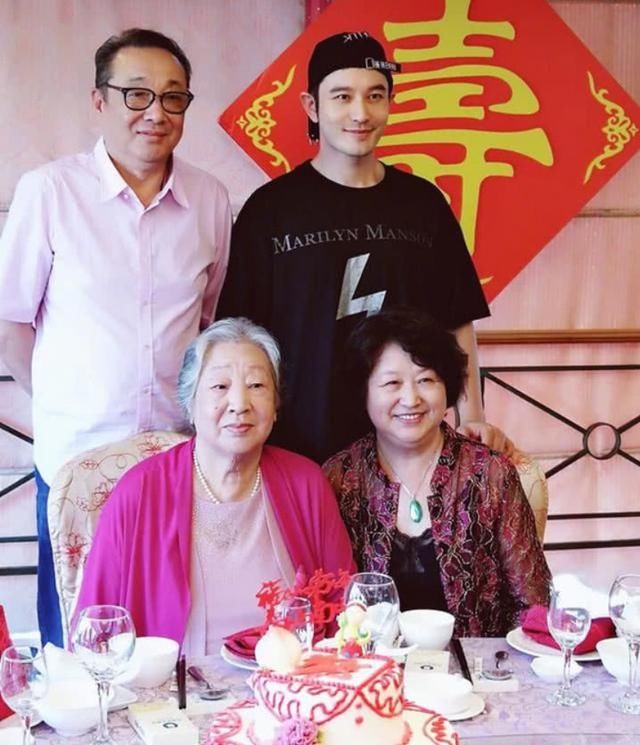 小海绵私照被拍baby耍大牌?黄晓明无回应被质疑夫妻感情变差