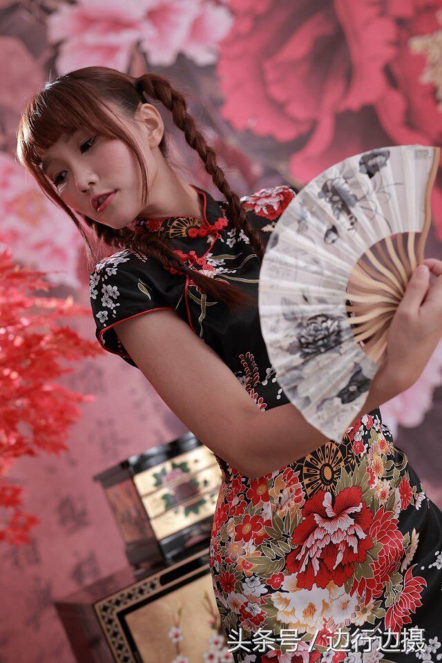 古典旗袍装美女爱露大长腿