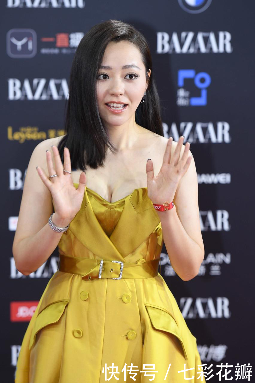 张靓颖为了美太拼了，抹胸裙惊艳全场，网友：裙子有点小了