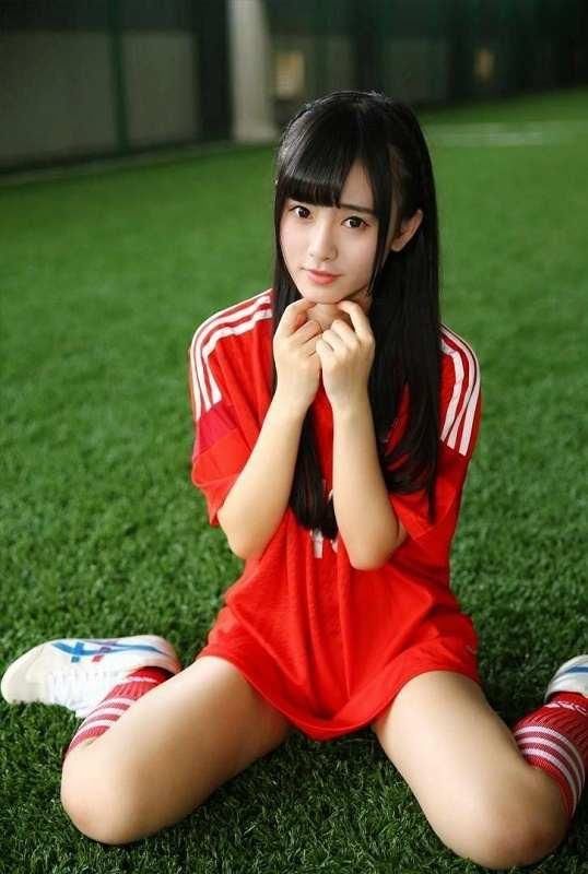 166cm李艺彤遇见159cm鞠婧祎，身高不是差距，网友:主要还看气质