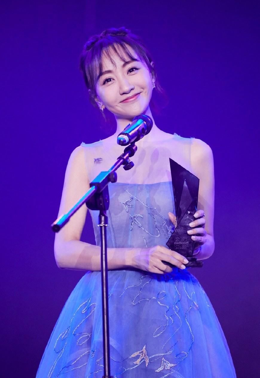 杨蓉厉害了!薄纱连衣裙都hold不住你的身材，却美得不同寻常