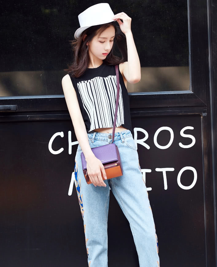 中国第一校花陈都灵，只凭一双拖鞋，轻松凹出时尚感！