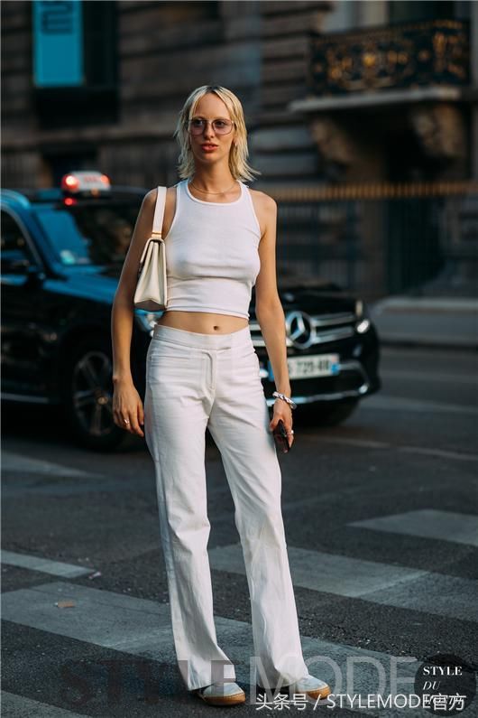 跟上这股白色风潮,必须拥有三款白色上衣单品!