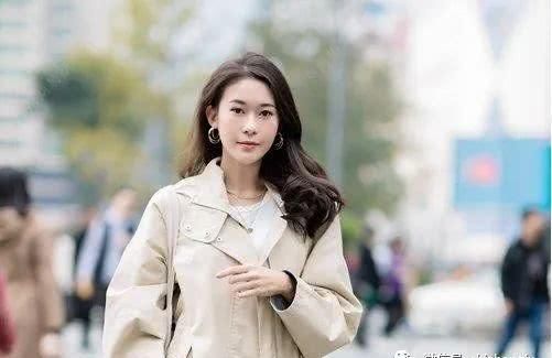  『特别适合』头发多女生，从肩部往下烫卷的发型，时尚好打理！