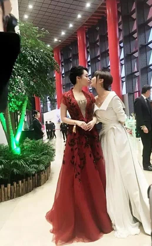 48岁许晴与29岁李菲儿同框，网友:一个俏皮可爱，一个风韵犹存