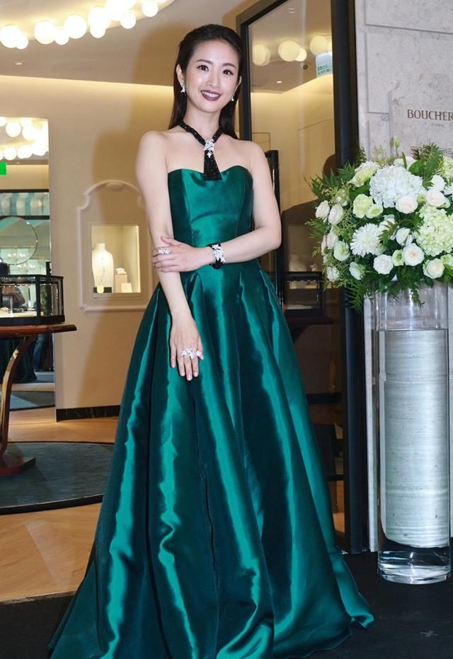 林依晨穿墨绿色长裙竟输给许晴？网友：还不是大浓妆惹的祸