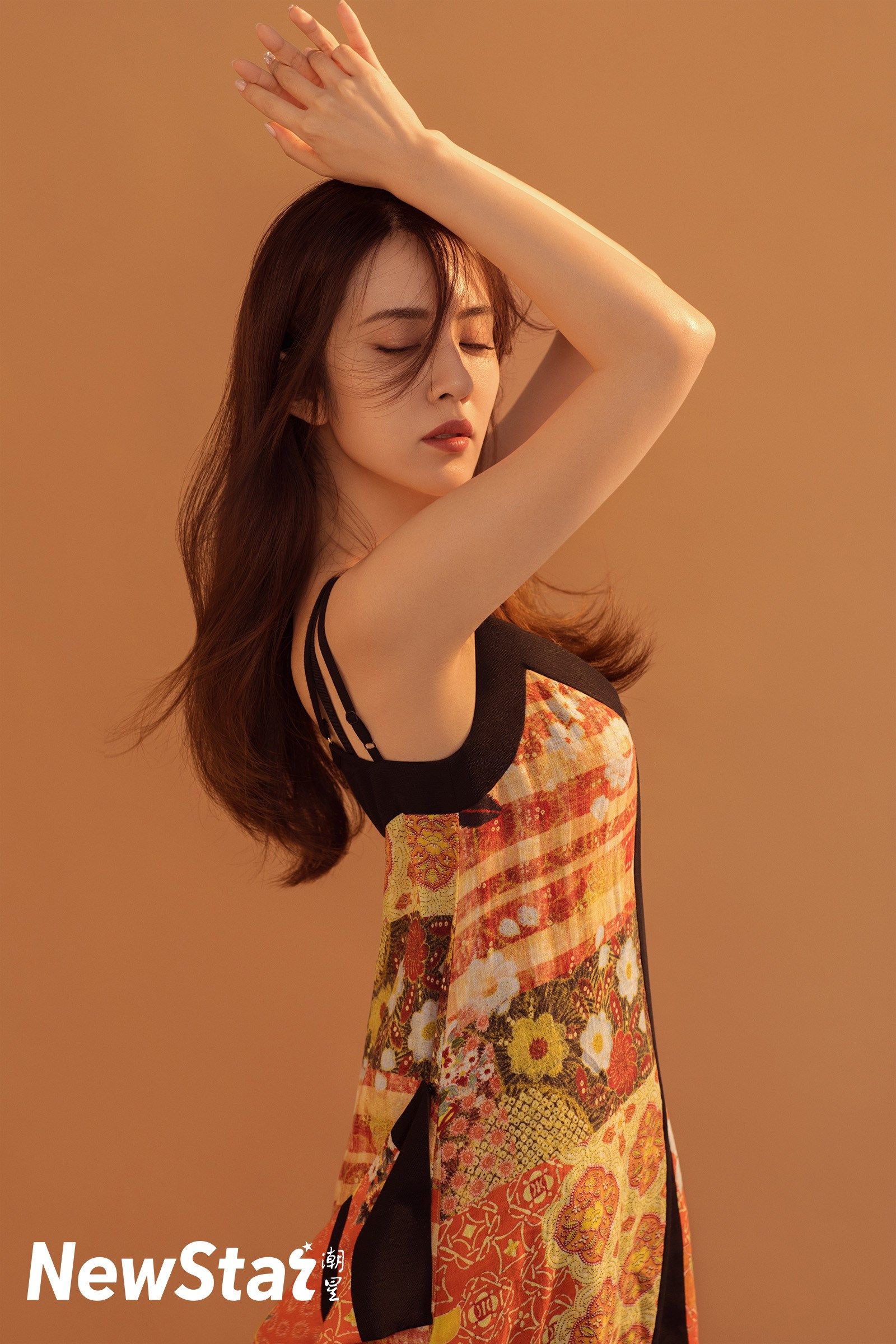 人气演员王晓晨再出时尚大片 完美身材曲线凹凸有致