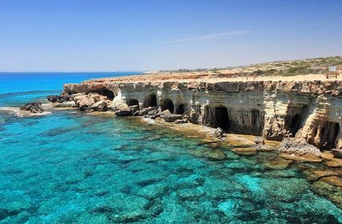 欧盟唯一的亚洲国家，靠卖绿卡成为发达国家，国庆日与中国同一天