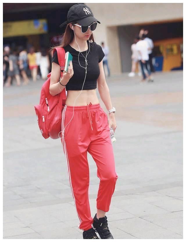 街拍：图8粉色系的少女，青春靓丽让人感觉像是初恋的味道！