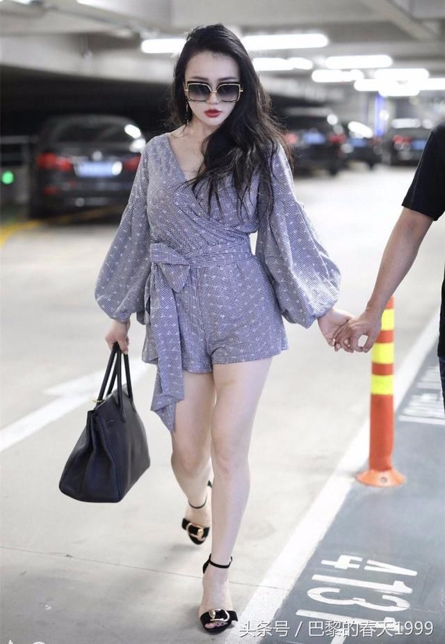 冉莹颖为了勒出细腰，都扎出褶子了！大家却看不到腰，只看到胸！