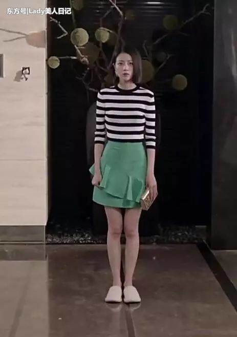 大长腿的造型很难凹吗？李溪芮实践告诉，开叉裙就能轻松做到
