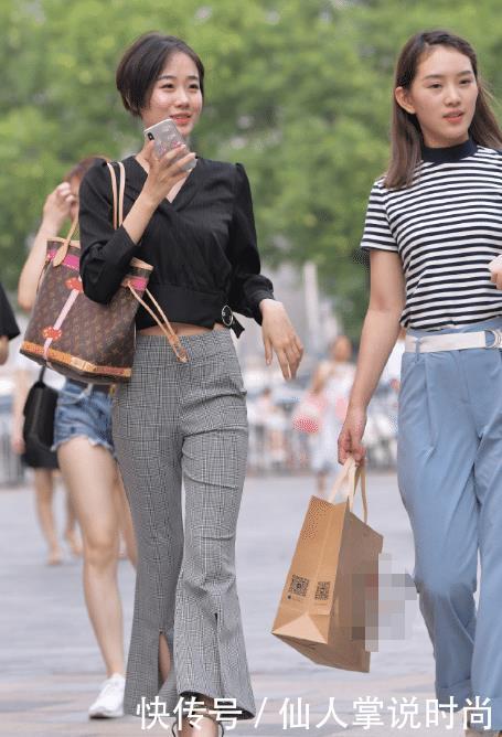 『 街头』还是紧身裤的好看些,街头偶遇两辣妈