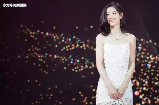 同穿吊带裙，章泽天和杨颖的气质差别大，豪门贵妇和明星的区别?