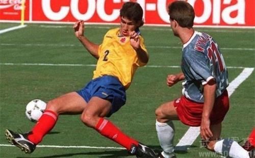 因世界杯上的一个乌龙球,被人连开六枪当场击