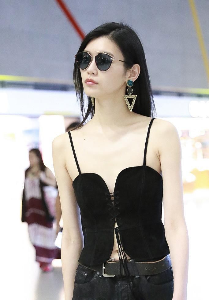 奚梦瑶图片 奚梦瑶机场性感吊带长腿图片