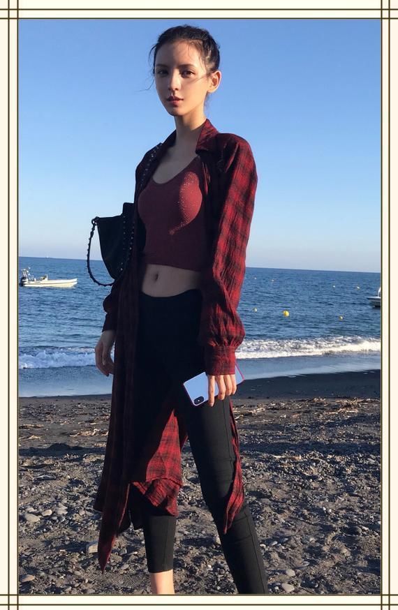 张予曦真是胆大包天!竟当众整理打底衫,网友:是嫌太低了么?