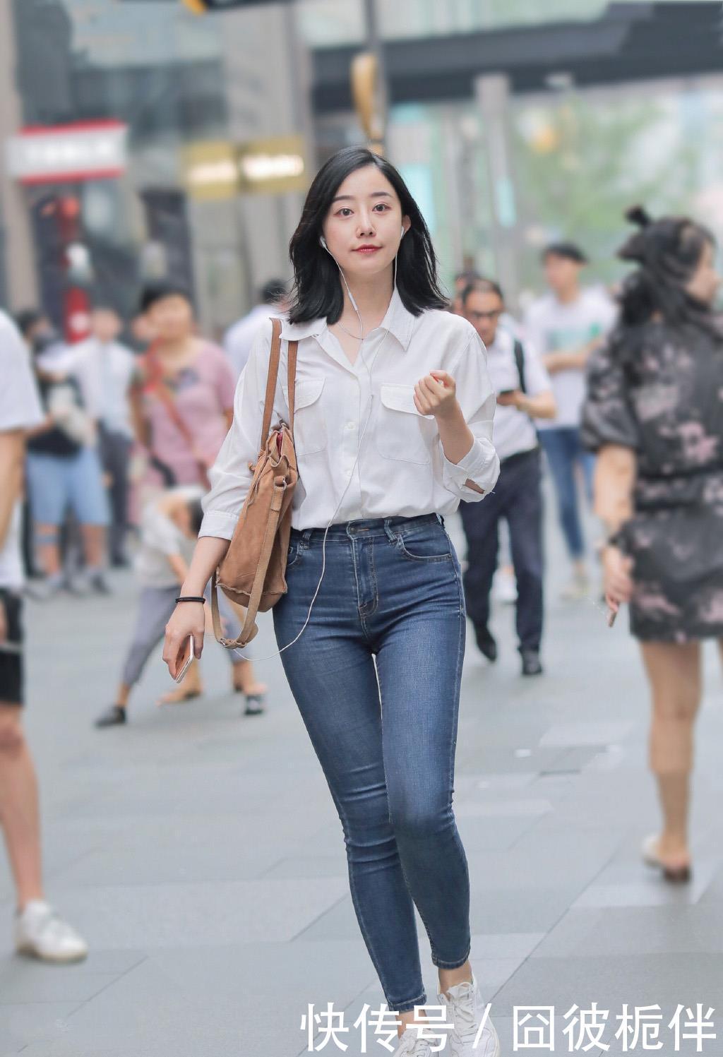 时尚女生们:选择简单百搭的牛仔裤,轻松展现出大方得体的外在美