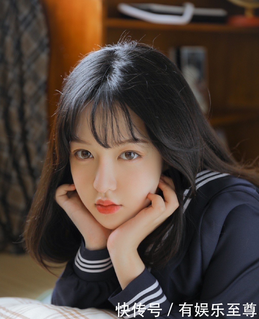 「美女」黑色校园制服清纯美女含情脉脉私房写真