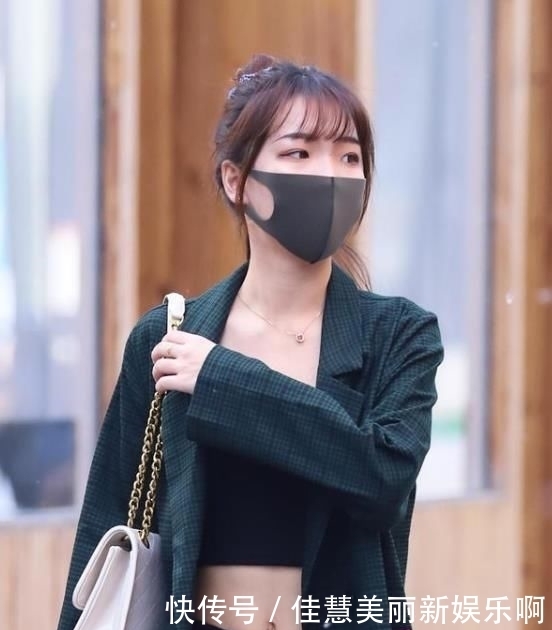  [美女]街拍：身材高挑的美女，一条米色的连衣裙，穿出时尚魅力女人味