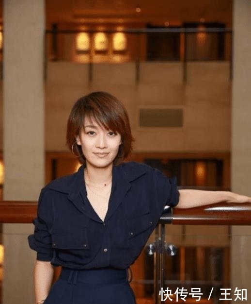 『白鞋』马伊琍头发留长减龄还嫌不够, 搭配小白鞋, 大玩踢腿更显少女身材