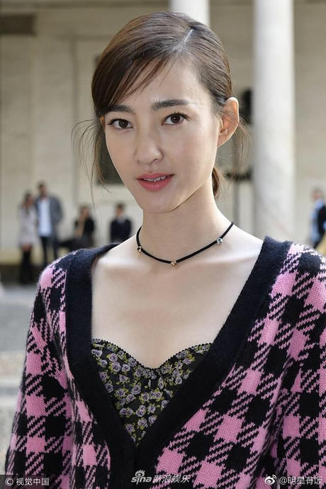 王丽坤穿上黑色网袜，一双大长腿真诱惑人，网友：眼睛挪不开了