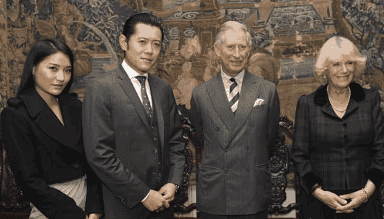 90后不丹王后, 穿传统服饰超迷人, 穿上“洋装”却暴露了这一缺点