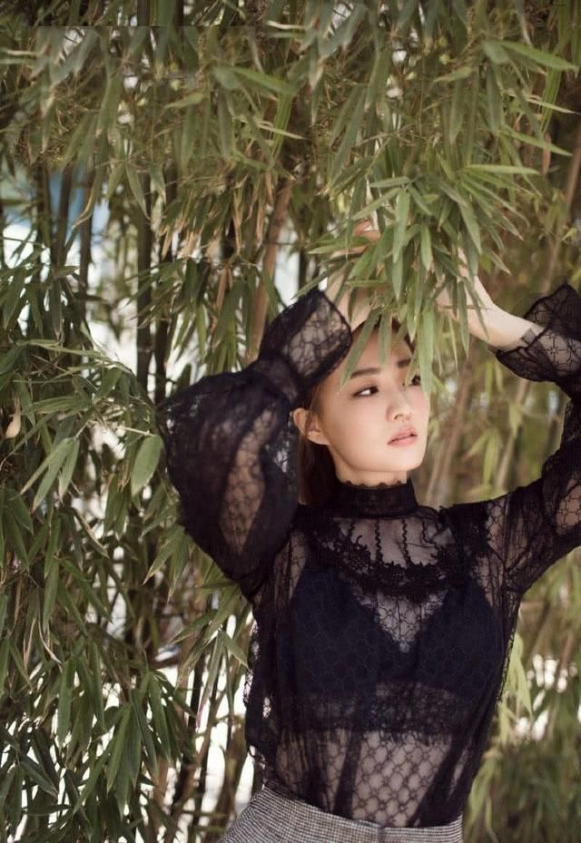 徐璐穿着给满分，黑色蕾丝内衣外穿，薄纱超级性感