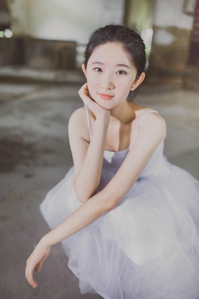 芭蕾少女丰满性感制服写真图片