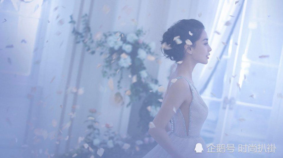 杨颖这件吊带裙不仅深V，前后左右都“开叉”，网友:真是大胆!