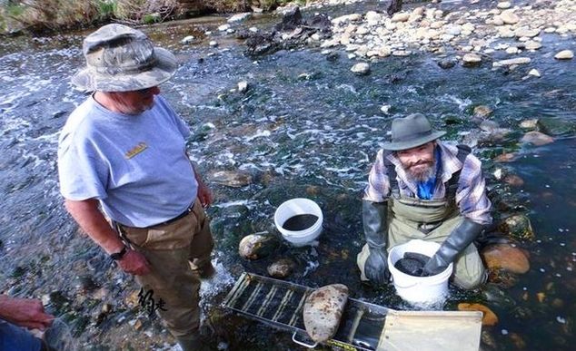 被嫌弃的免费景区：游客去了也不参观景点，直接去溪边淘金